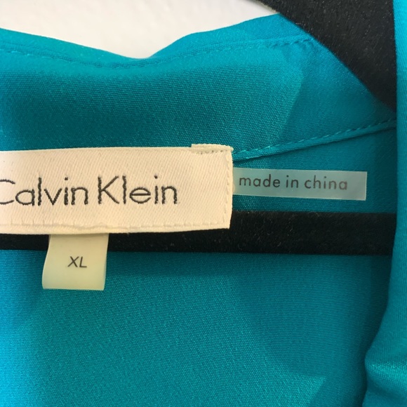 Teal color.  More towards green than photo shows towards blue. - Picture 2 of 5